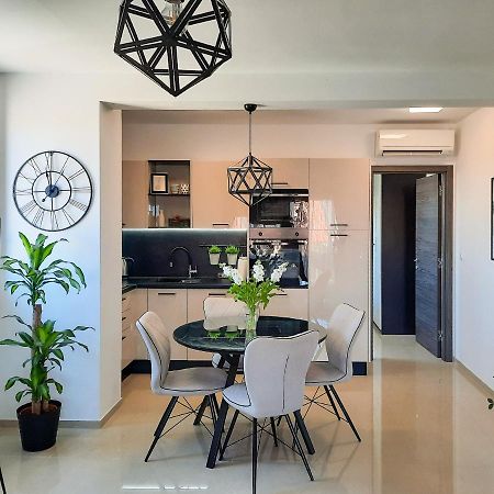 Enjoy Pula - New Apt With Terrace And Free Parking Garage Kültér fotó
