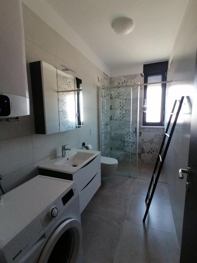 Enjoy Pula - New Apt With Terrace And Free Parking Garage Kültér fotó