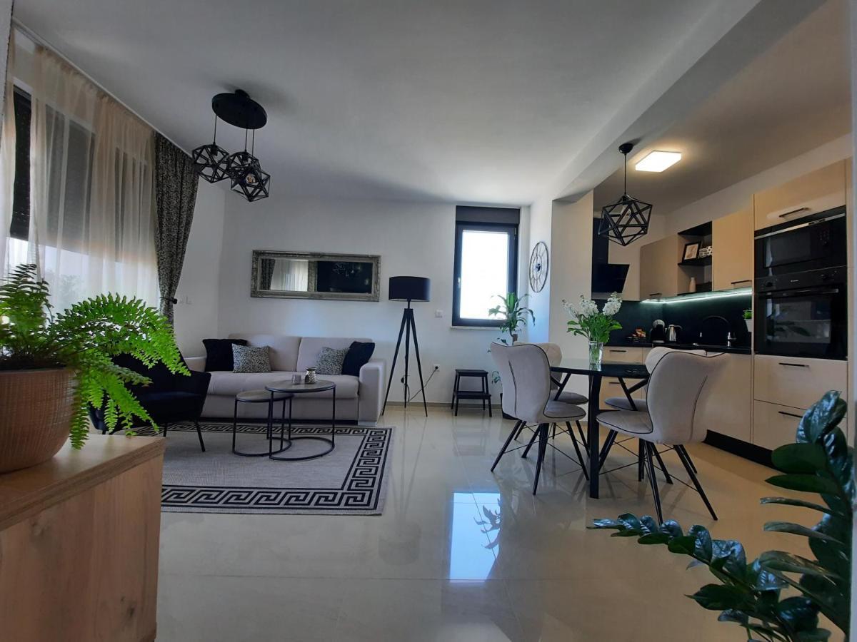 Enjoy Pula - New Apt With Terrace And Free Parking Garage Kültér fotó